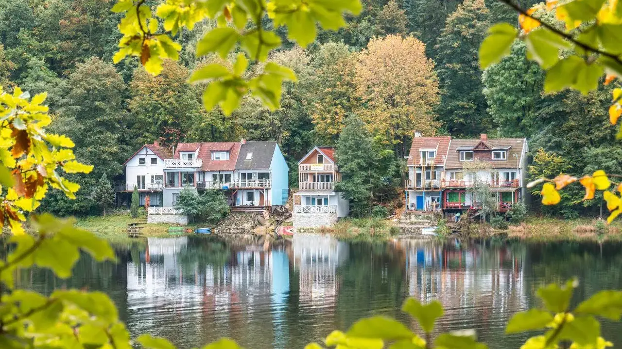 Malownicze domy nad jeziorem, idealne na weekendowe wypady. Atrakcje do 30 km od Wrocławia czekają!
