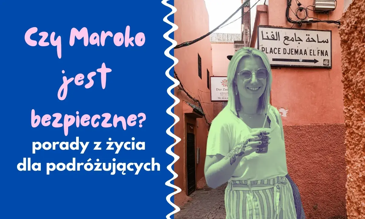 Kobieta z tatuażem na ręce uśmiecha się na tle uliczki w Maroku. Czy Maroko jest bezpieczne? Porady dla podróżujących.