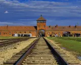 Brama obozowa Auschwitz, tory kolejowe prowadzące do niej. Informacje o auschwitz bilety cennik dla zwiedzających.