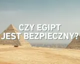 Piramidy w Gizie na tle miasta. Napis: "Czy w Egipcie jest teraz bezpiecznie?".