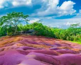 Kolorowe wydmy Chamarel na Mauritiusie to obowiązkowy punkt na liście "Mauritius co zobaczyć". Niesamowity krajobraz, który zachwyca!