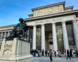 Pomnik Velázqueza przed Museo del Prado w Madrycie. Tłum turystów czeka na wejście do muzeum.