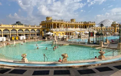 Budapeszt termy cennik: relaks w basenach Széchenyi. Woda ma 32°C, idealna na zwiedzanie stolicy Węgier.