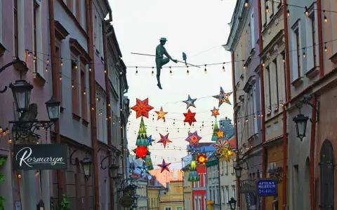 Ruchomy artysta na linie i kolorowe gwiazdy zdobią rynek w Lublinie.