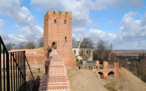 Wieża zamkowa i ruiny zamku w Czersku. Wspaniałe czerskie atrakcje historyczne zachęcają do zwiedzania.