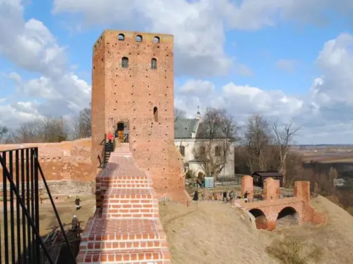 Wieża zamkowa i ruiny zamku w Czersku. Wspaniałe czerskie atrakcje historyczne zachęcają do zwiedzania.