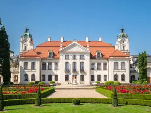 Pałac w Kozłówce z pięknymi ogrodami, fontanną i kwitnącymi różami. Wspaniałe kozłówka atrakcje czekają na zwiedzających.