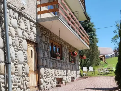 Kamienny pensjonat Janina Rzepka. Sprawdź cennik i zarezerwuj pobyt w malowniczej okolicy.