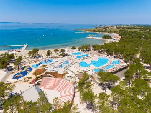 Idealny weekend majowy nad morzem: rozległy aquapark z basenami i zjeżdżalniami, plaża i błękitne morze.