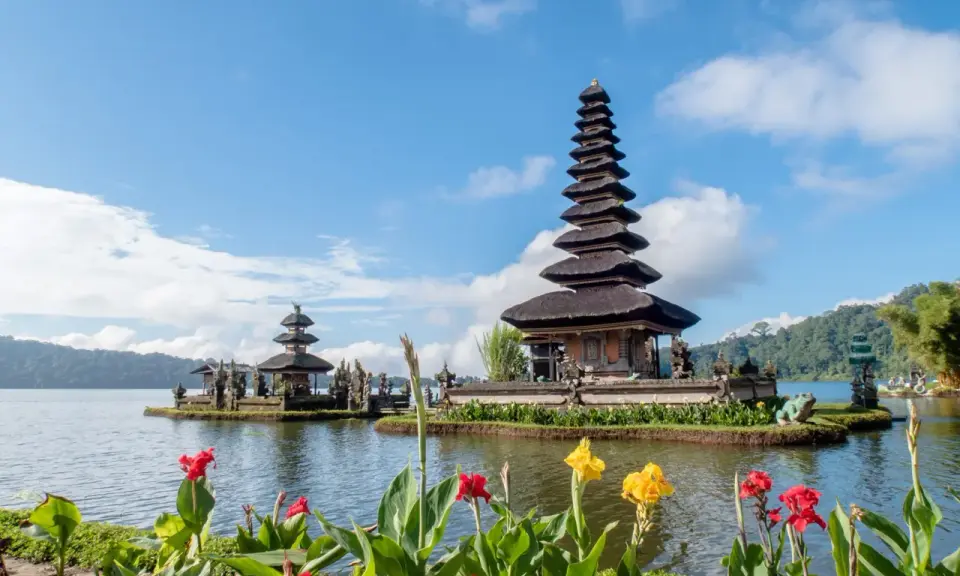 Świątynia Pura Ulun Danu Bratan na Bali, symbol balijskiej religii, majestatycznie wznosi się nad jeziorem.