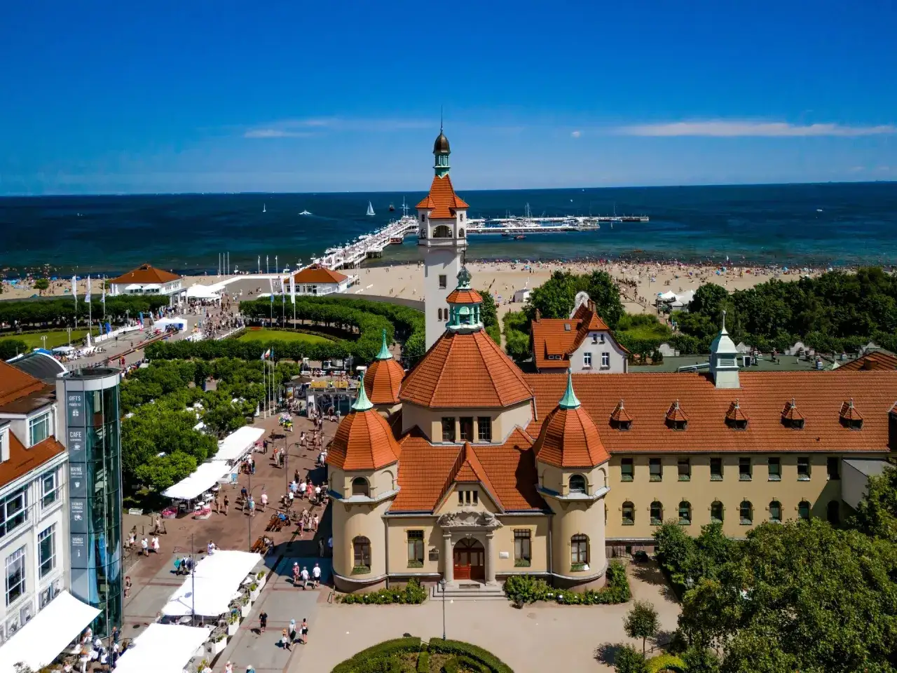 Idealne miejsce na turnus rehabilitacyjny nad morzem: Sopot z molo, plażą i piękną architekturą.